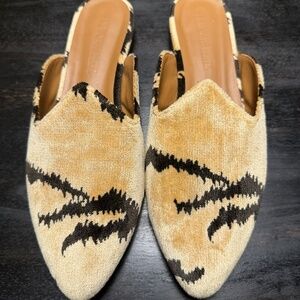 Le Monde Beryl Tiger Print Velvet Venetian Mule